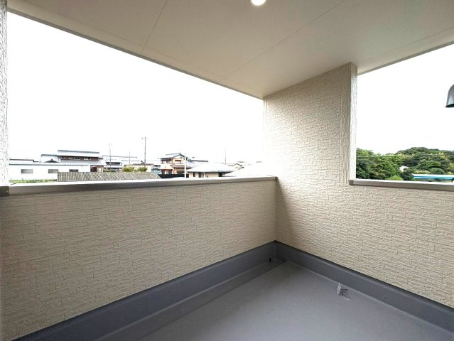 リーブルガーデン　各務原市蘇原伊吹町　全1区画分譲のバルコニー|バルコニーは南向きで洗濯物もよく乾きます！強度と表面積硬度を持つFPRで防水しています。