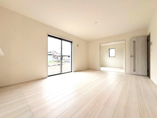 リーブルガーデン　各務原市蘇原伊吹町　全1区画分譲の居間・リビング|明るい日差しをふんだんに取り込んだリビングダイニングは家族の笑顔につつまれた素敵な空間になります。
一建設の家は精度が高く丈夫な工法を採用し、「住宅トップランナー基準」に対応しています。