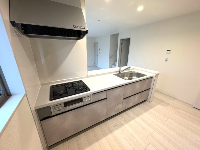 リーブルガーデン　各務原市蘇原伊吹町　全1区画分譲のキッチン|機能的で手入れがしやすいシステムキッチンでお掃除も楽々。蛇口は浄水器内蔵型で節湯CI対応水栓です。　
人造大理石カウンターやキッチンパネルなど明るくきれいにお使いいただけます。