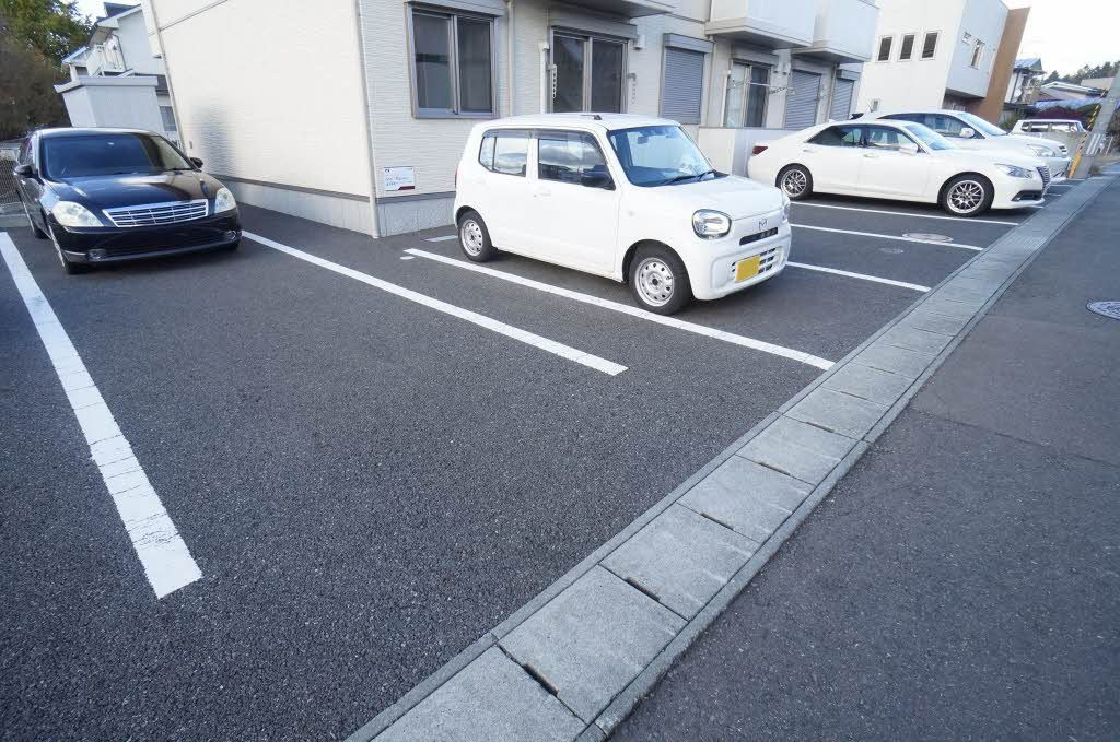 シャーメゾン梨木町の駐車場