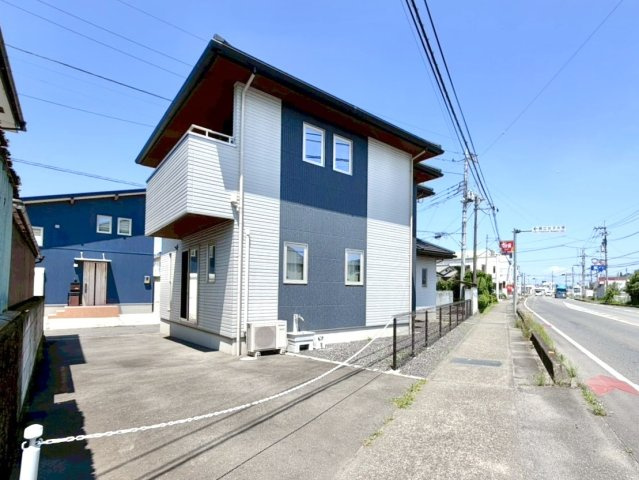 【中古戸建】佐波郡玉村町大字上之手の外観|■外観｜外壁のアクセントカラーがシックな外観です。シンプルなデザインでありながらも「個性」を損なわず、お客様一人ひとりの暮らし方にフィットします。