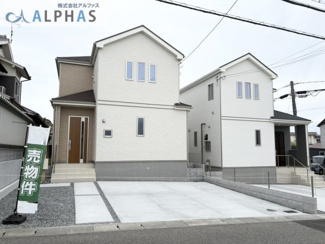 【外観】 | 三木市自由が丘本町二丁目　新築戸建 | ■耐震等級最上等級３取得♪
■ゆとりのある駐車スペース♪
　 並列2台駐車可能♪※車種による
