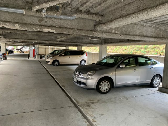 服部マンションの駐車場