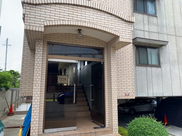 服部マンションのエントランス