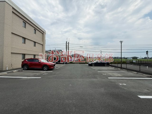ブランシュールの駐車場|駐車スペースもあります