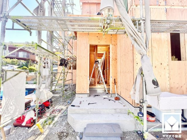 尼崎市田能４丁目の前面道路含む現地写真|前道が通り抜けできない袋小路なので関係者以外の車通りが少なく、交通事故などのリスクを軽減できます。小さなお子様のいるご家庭でも安心感のある立地です。