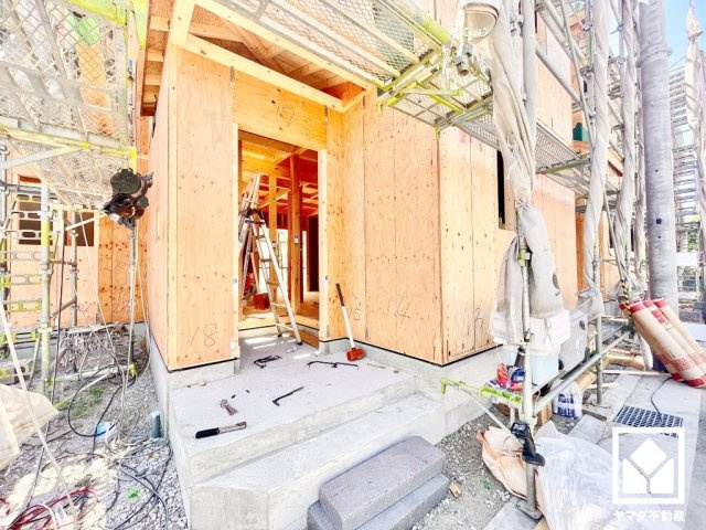 尼崎市田能４丁目の前面道路含む現地写真|前面道路幅員約6.0mとゆったりとした広さがあるのでファミリーカー等の車の出入りもしやすい立地です。