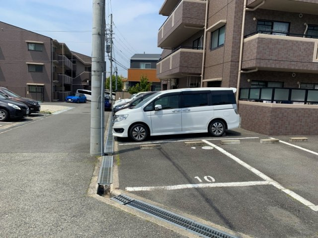 日恵ハイツE棟の駐車場