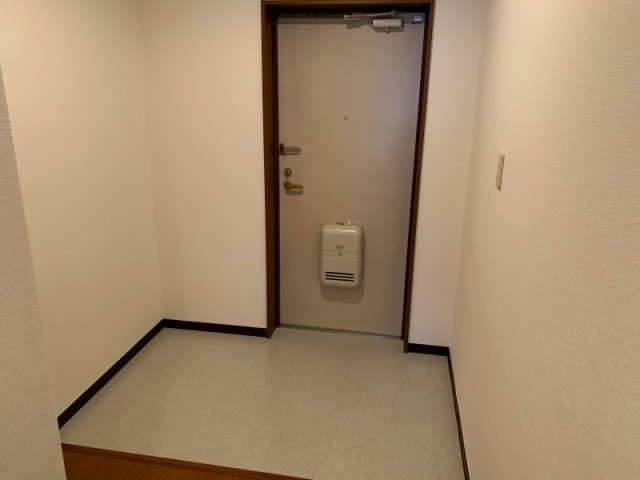 日恵ハイツE棟の玄関
