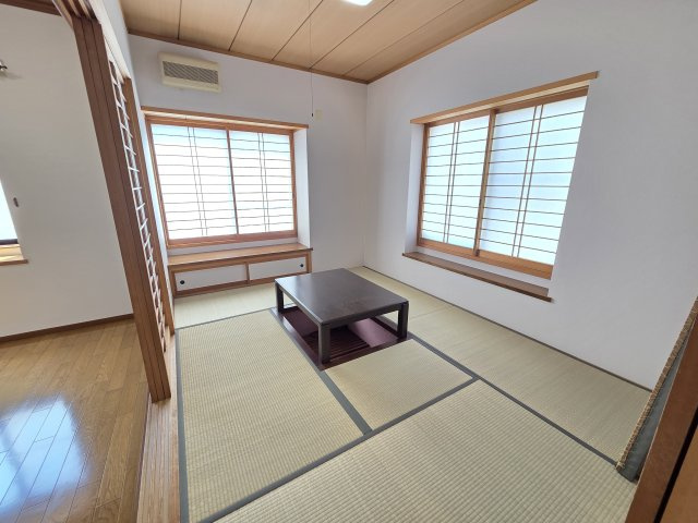 前橋市文京町　中古住宅の和室|ダイニングキッチン横の和室。2面採光で明るく居心地良さそうな空間です♪