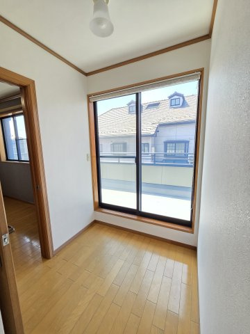 前橋市文京町　中古住宅の内装|2階の廊下から直接バルコニーへ出ることができます！意外と便利です！