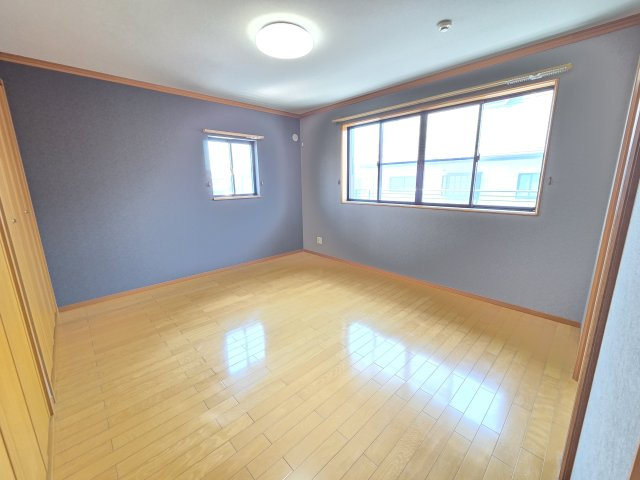 前橋市文京町　中古住宅の洋室|2階南東9帖の洋室です。