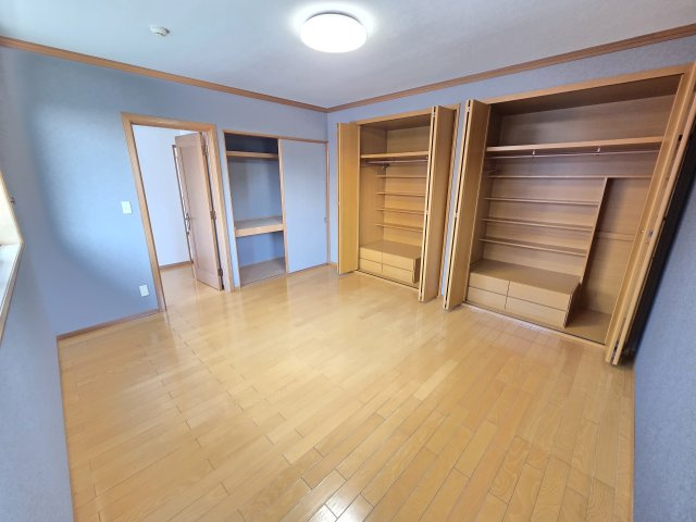 前橋市文京町　中古住宅の洋室|2階南東9帖の洋室です。