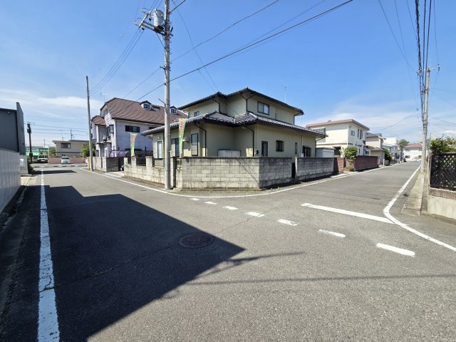 前橋市文京町　中古住宅の前面道路含む現地写真|東側道路幅員6.0ｍ　北側道路幅員6.0ｍ