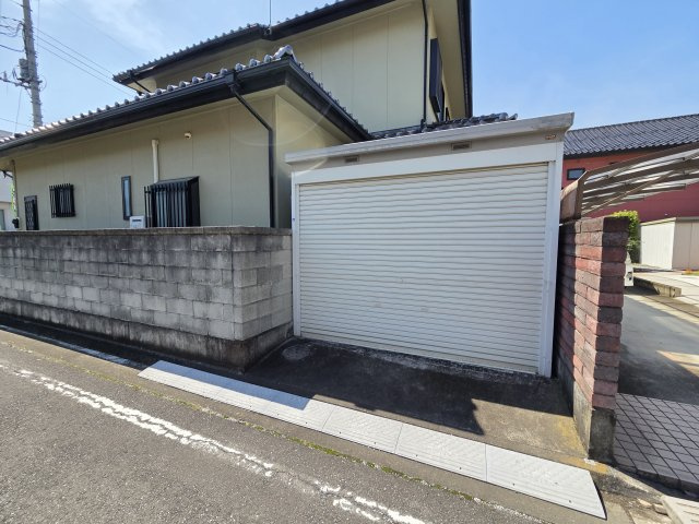 前橋市文京町　中古住宅の収納|物件北西側にあるガレージは大容量！バイクも置けちゃいます！