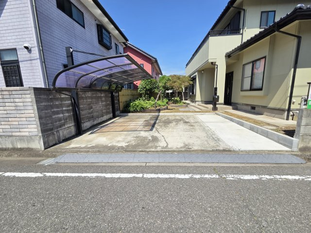 前橋市文京町　中古住宅の駐車場|並列2台駐車可能！1台分のカーポート付き♪