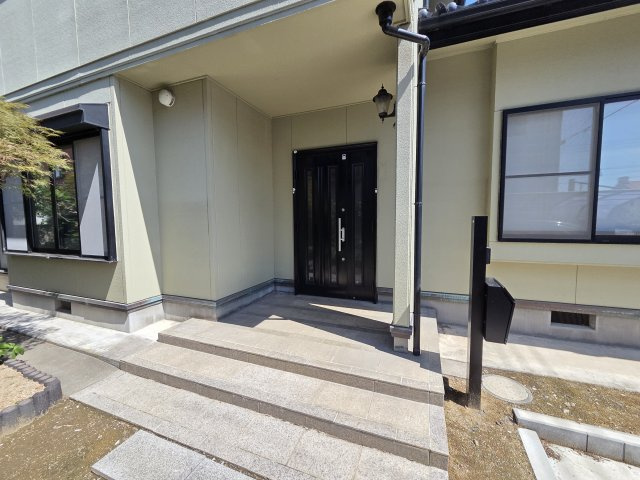 前橋市文京町　中古住宅の玄関|屋根付きの玄関！ポーチはとても広々しておりお家の顔にピッタリ♪