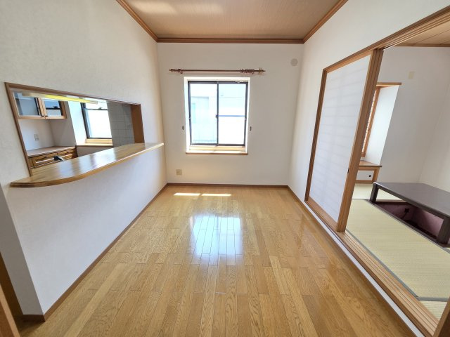 前橋市文京町　中古住宅のダイニング|12.75帖のダイニングキッチンのダイニング部分です。