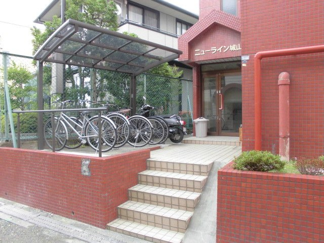 ニューライン城山のエントランス