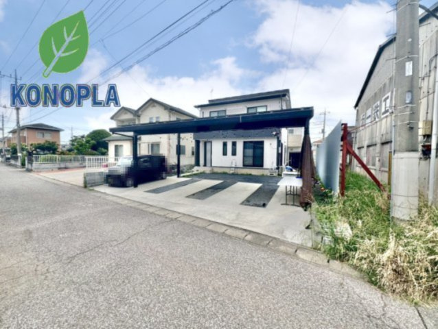 【中古戸建】邑楽郡大泉町大字寄木戸の外観|■外観｜愛車を雨や雹、鳥の糞などから守ることができる嬉しいカーポート付き♪