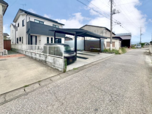【中古戸建】邑楽郡大泉町大字寄木戸の外観|■外観｜周囲の見渡しが良く、車の出入りの際も安全確認がしやすいため、小さなお子様がいるご家庭でも安心です♪