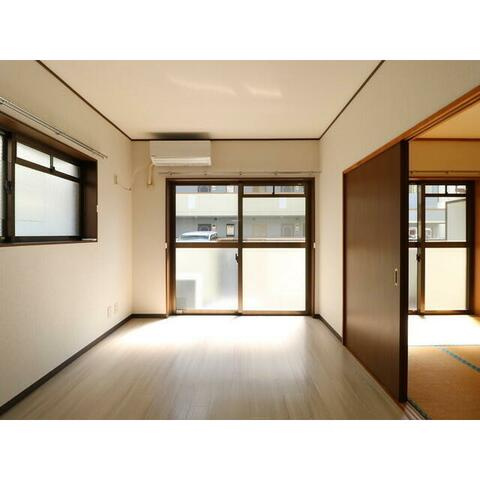 横浜市戸塚区上倉田町の賃貸マンションの居間・リビング