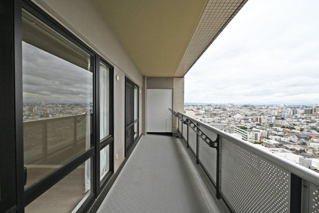 ヴィエント西宮のバルコニー|たっぷりの陽光が差し込む南向きの住まいです。