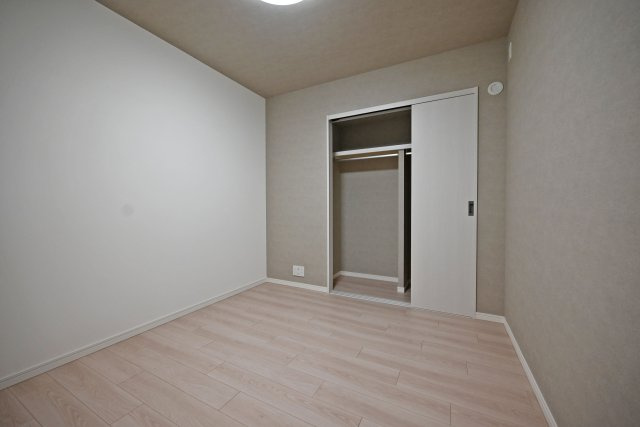 ヴィエント西宮の収納|こちらのお部屋にも収納力のあるクローゼットで、上部棚には収納ボックスを使って季節物も整理できます。
