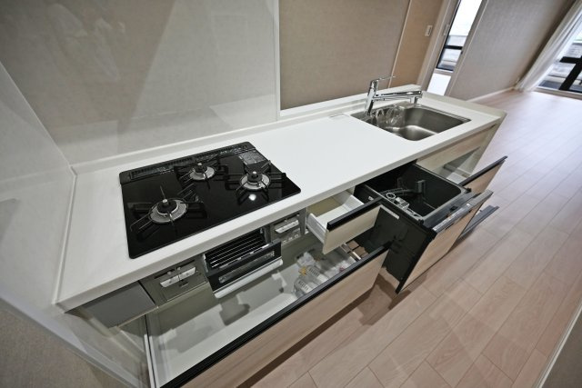 ヴィエント西宮のキッチン|まとめて洗える食器洗浄機が備わっており、家事の時短に役立ちます。