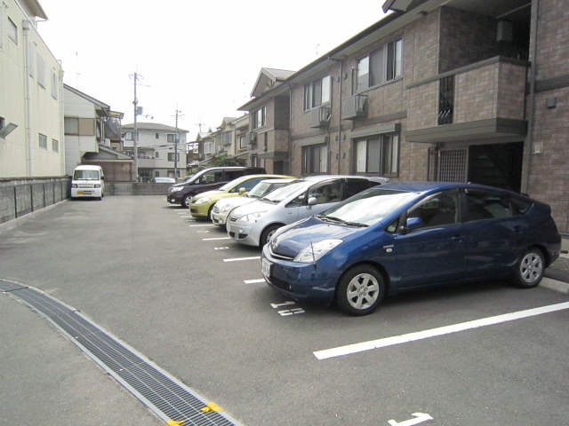 グランドール今里の駐車場