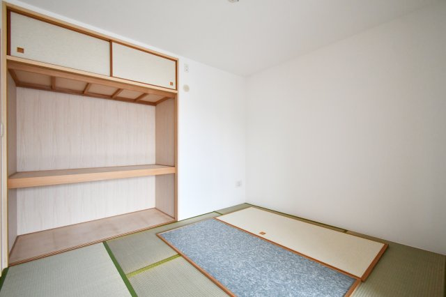 ライオンズ蓮田レスティアコートの和室|【5.5帖 和室】押入れがあり複数の布団もラクラク収納！ご家族の主寝室やゲストの宿泊ルームにぴったりです！キッチンから様子が見えるので、お子様の遊び場やお昼寝スペースにも◎