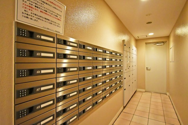 ライオンズ蓮田レスティアコートの設備| お出かけ中でも荷物の受け取りが出来る便利な「宅配BOX」◎