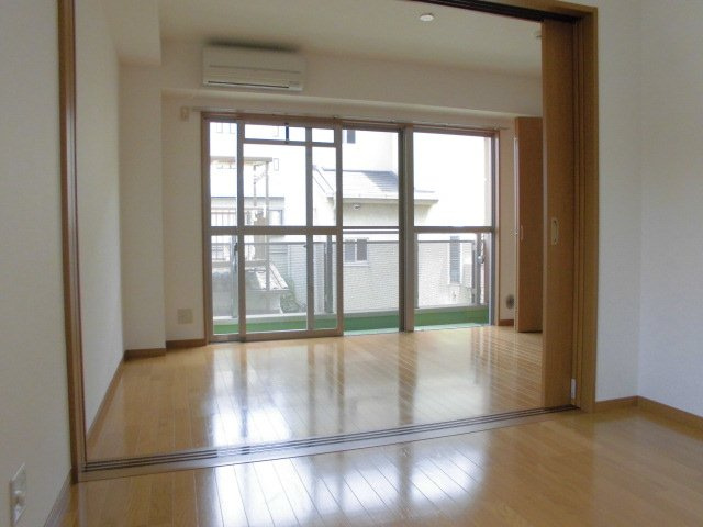 ジュエル曽根東の居間・リビング