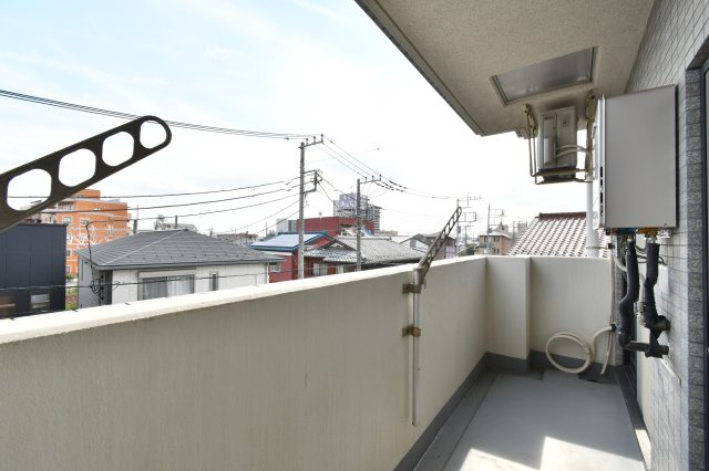 サンハイツ蓮田のバルコニー|南向きバルコニー。■私共は、強引なセールスは致しません。『今買えるから大丈夫』ではなく、『買った後の本当の幸せは何か』を考えた上でのご提案を徹底しております。どうぞお気軽にご連絡下さいませ。