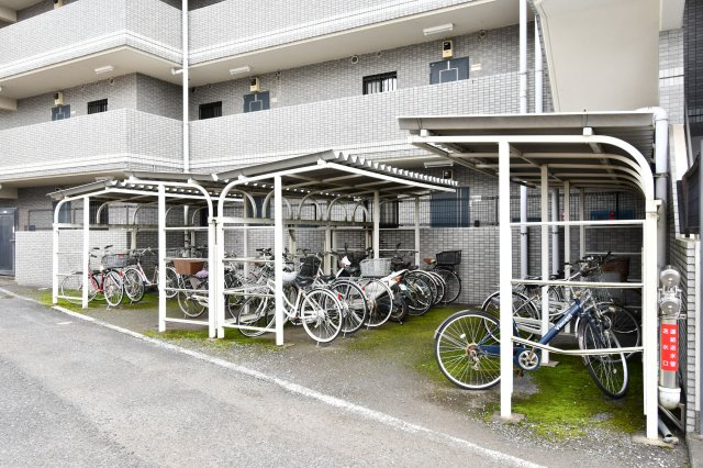 サンハイツ蓮田の駐輪場|※空き状況は当社まで都度ご確認くださいませ■難しいイメージの住宅ローンは経験スタッフが丁寧にお手伝いしますのでご安心下さい。皆様のご来店、心よりお待ちしております。