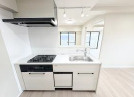 サンハイツ蓮田の居間・リビング|【新規リノベ】対面キッチンで食洗機付き！家事の手間を省いて、自分の時間を充実させることができますね！南向きで自然光が入ってきて、明るく開放的な空間でお過ごしいただけます。