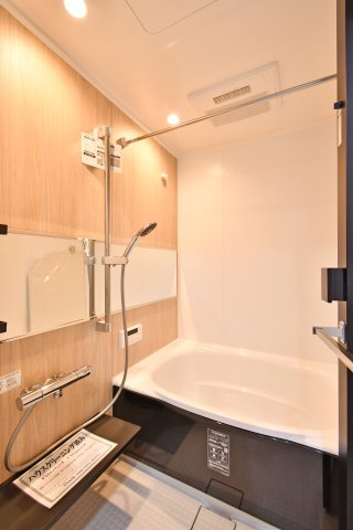 サンハイツ蓮田の浴室|【新規リノベ】新規リノベーションされ、白と優しい木目調のデザイン毎日の疲れを癒すバスルームはゆったりサイズでお子様とのバスタイムがより楽しくなります。大きな鏡付きで嬉しいポイントです。