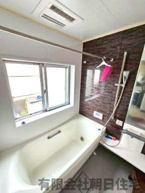 【浴室】 | 八雲町日吉中古戸建 | 窓のある明るいお風呂です