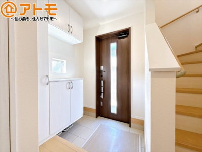 【玄関】 | 沼津市下香貫2095番　新築一戸建て　全1棟 | 玄関は収納付きで使い勝手良好♪見た目もすっきり♪
