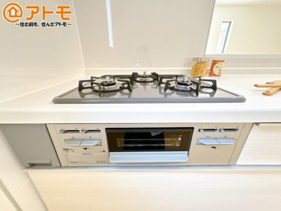 【設備】 | 沼津市下香貫2095番　新築一戸建て　全1棟 | ３口コンロは使い勝手がよくお料理も楽しくなりそうです♪