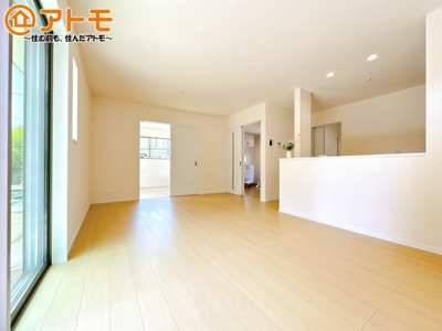 【居間・リビング】 | 沼津市下香貫2095番　新築一戸建て　全1棟 | 家族団らんのイメージは、リビングを思い浮かべませんか？リビングこそ広々とした空間が良いですね♪