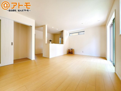 【居間・リビング】 | 沼津市下香貫2095番　新築一戸建て　全1棟 | 広々と開放的なLDKは、家族が自然と集まる広さ♪お子様のリビング学習にもピッタリ♪