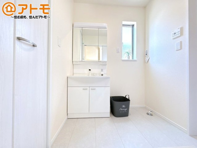 【独立洗面台】 | 沼津市下香貫2095番　新築一戸建て　全1棟 | 洗面所って朝に混み合いませんか？広々とした脱衣所、３面鏡の独立洗面台で朝の時間を少しお手伝い♪