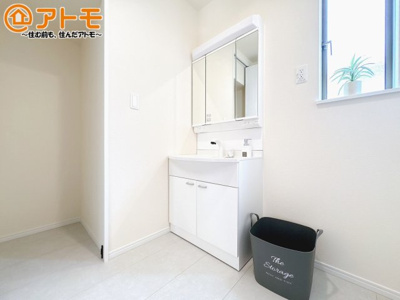 【独立洗面台】 | 沼津市下香貫2095番　新築一戸建て　全1棟 | 収納豊富な３面鏡の洗面化粧台は使い勝手良好♪