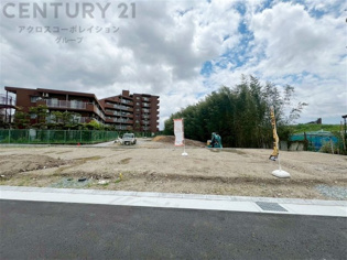 【現地のご紹介】
全9区画の分譲現場です。
土地売り区画、新築分譲区画とご用意しております。
９月完成につき現地と合わせて、モデルハウスの見学が可能です。
お気軽にお問合せください。