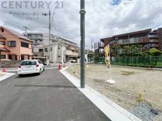 【現地のご紹介】
全9区画の分譲現場です。
土地売り区画、新築分譲区画とご用意しております。
９月完成につき現地と合わせて、モデルハウスの見学が可能です。
お気軽にお問合せください。