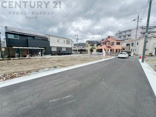 【現地のご紹介】
全9区画の分譲現場です。
土地売り区画、新築分譲区画とご用意しております。
９月完成につき現地と合わせて、モデルハウスの見学が可能です。
お気軽にお問合せください。