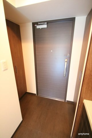 ハピネス江坂　仲介手数料無料の玄関