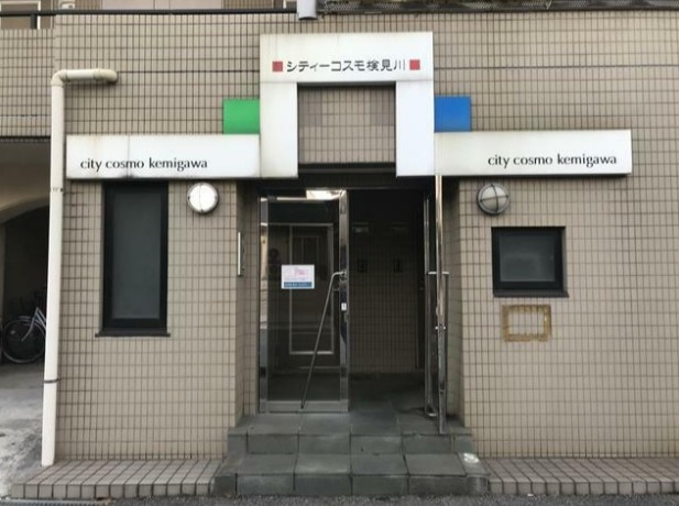 千葉市花見川区検見川町３丁目の賃貸マンションのエントランス
