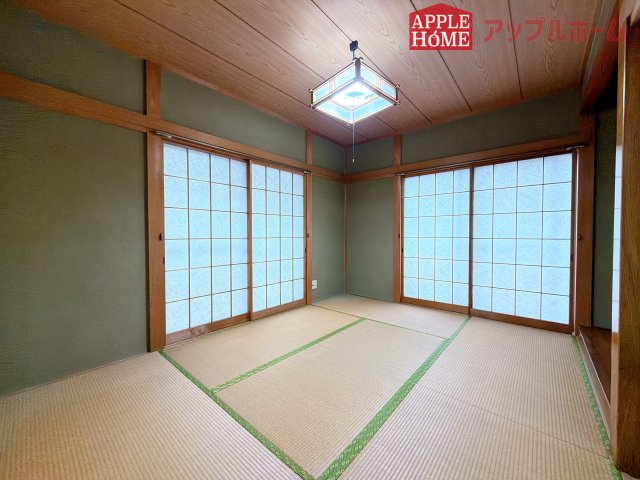 [中古住宅] 熊谷市三ヶ尻 1期の和室|収納付きの和室は、収納スペースが豊富で部屋全体がすっきりと片付きやすいのが特徴です。荷物を整理しやすく、生活感を抑えた洗練された空間を保てます。
